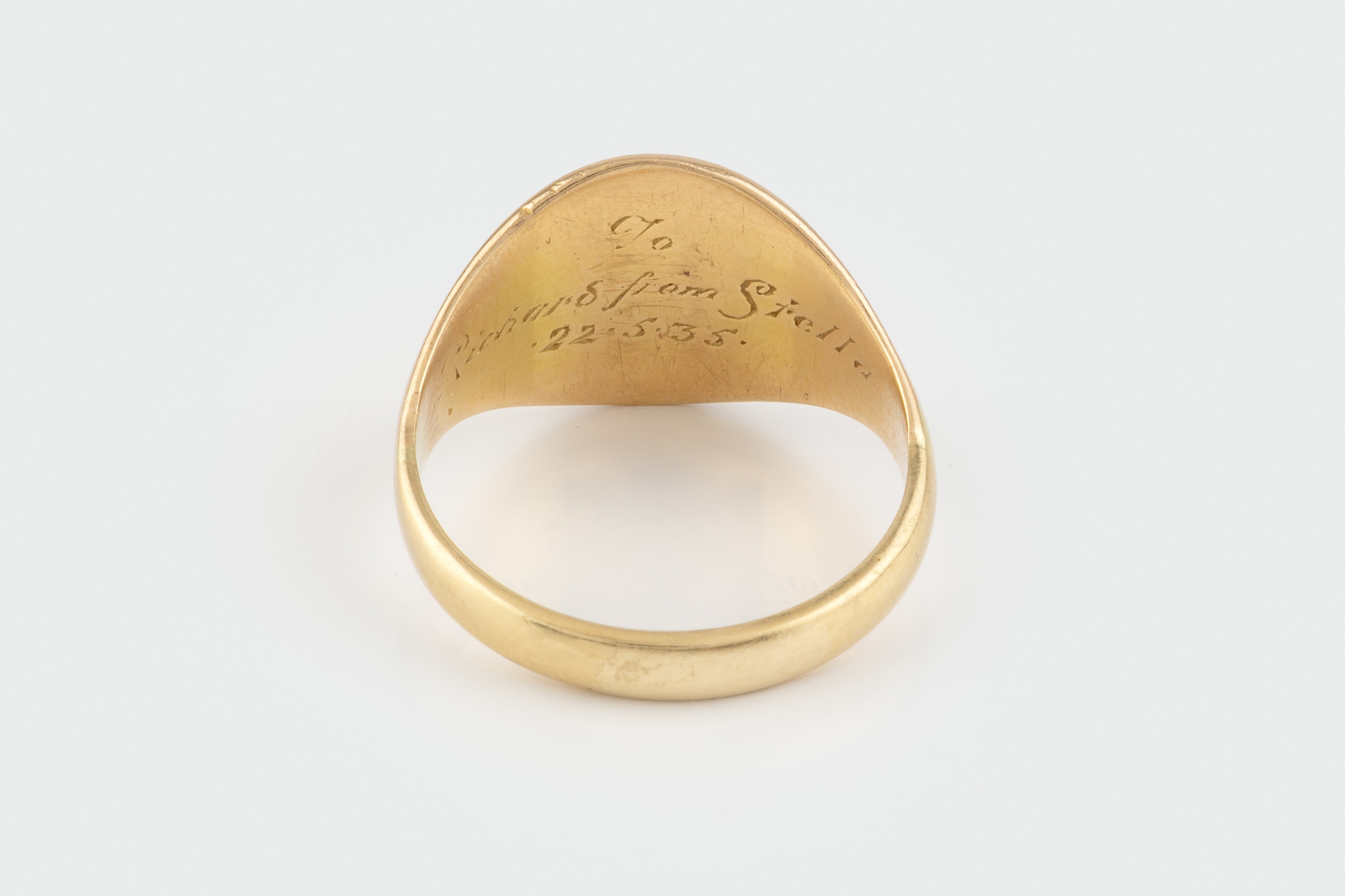 Lot 5 - A signet ring, the oval panel with crest