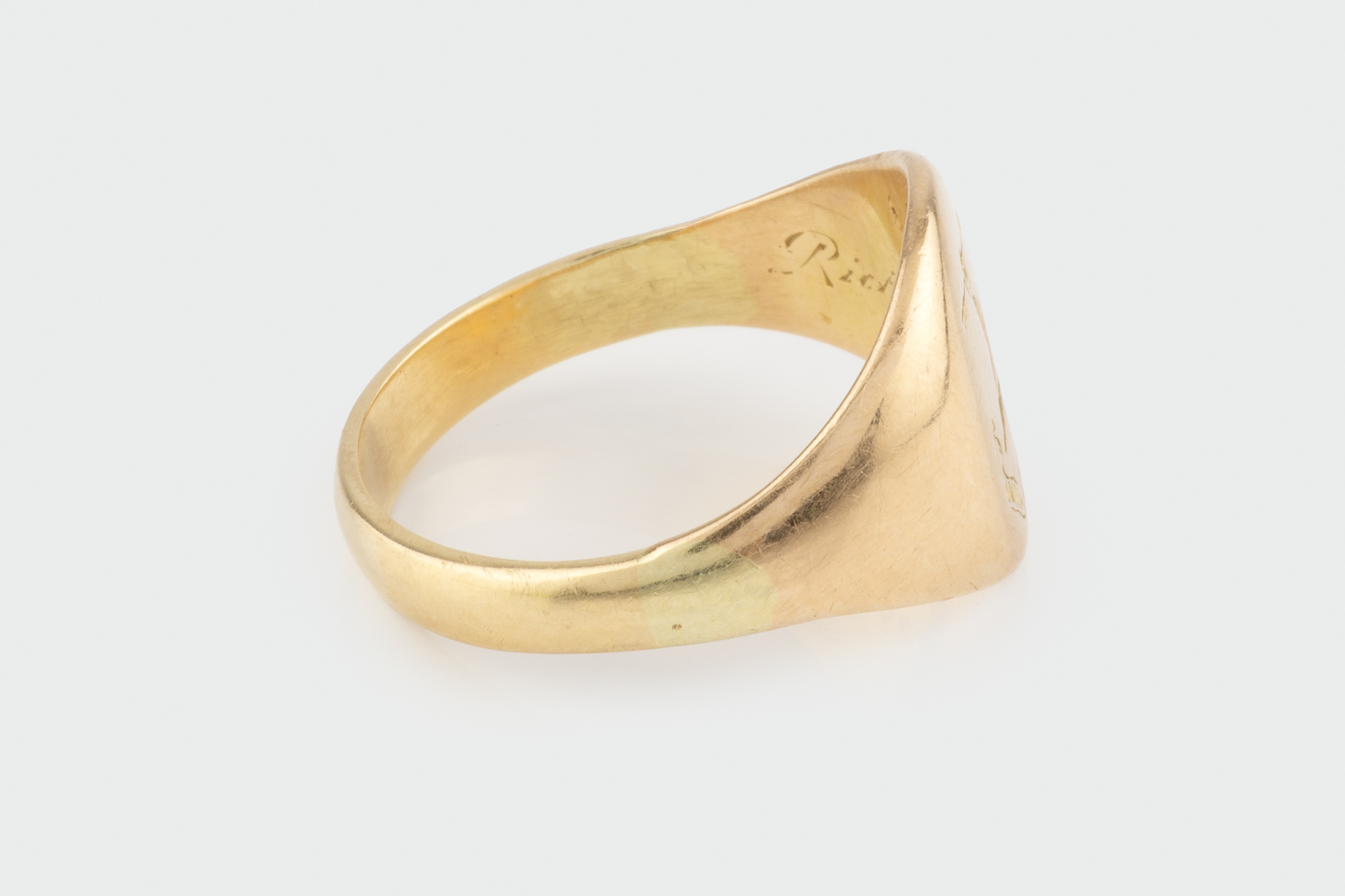 Lot 5 - A signet ring, the oval panel with crest