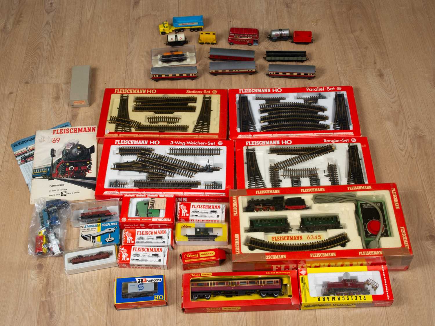 Lot 90 - A boxed Fleischmann 6345 train set, together